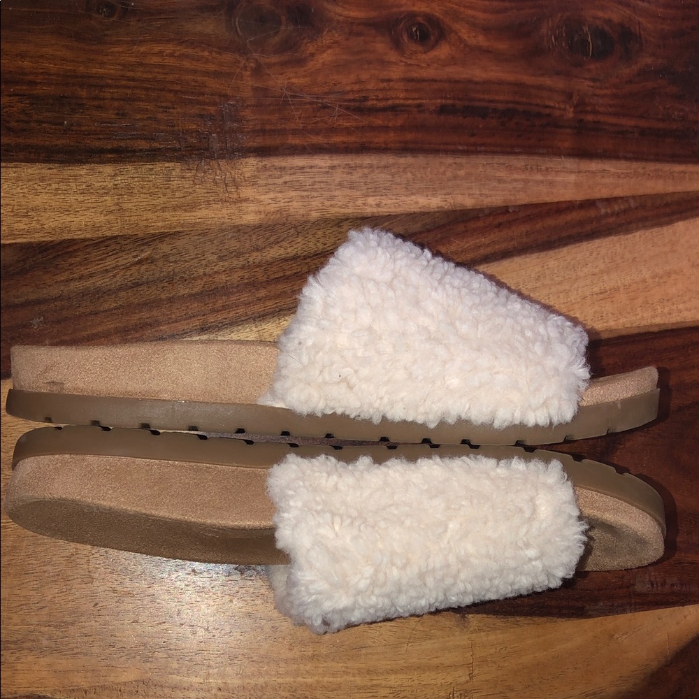 VGUC stars above Cream Faux-Shearling Slide Sandals - Picture 7 of 8